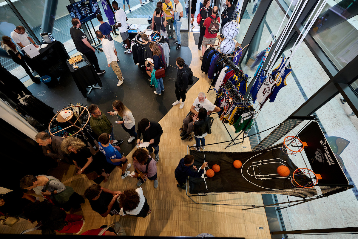 Apertura vendite abbonamenti stagione 2023 2024, presso l’Aquila Store, presenti anche i giocatori della prima squadra ad intrattenere i tifosi