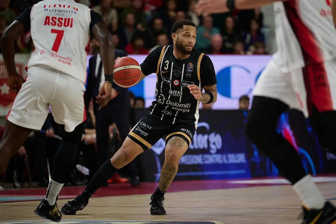 Jones attacca contro Varese