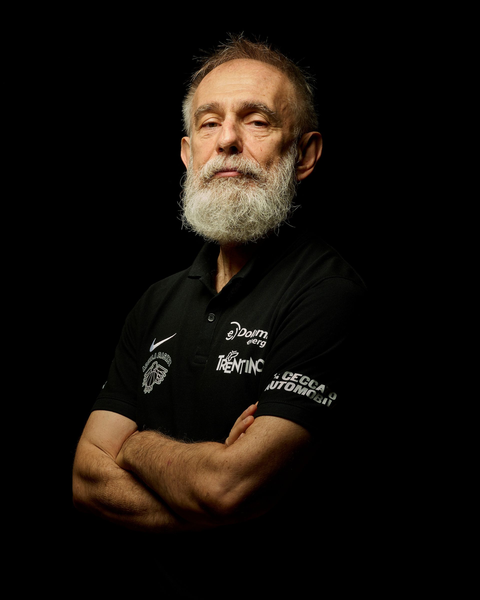 Official shooting Aquila basket Trento, posati, fondo nero, con maglia LBA nera, foto mezzo busto