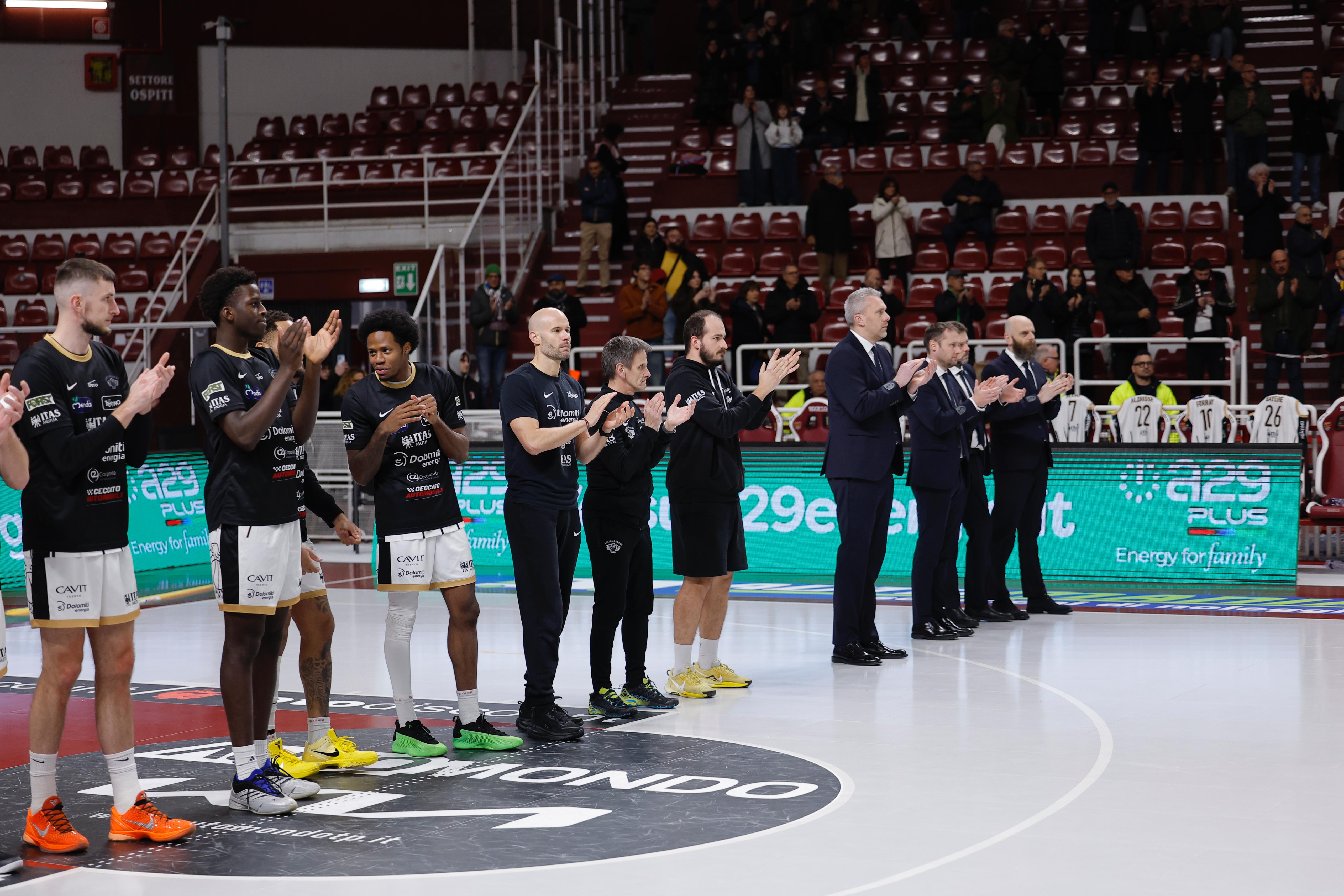 La squadra applaude a Trapani